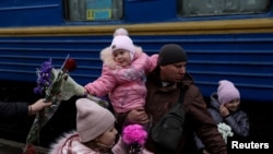 Дітей зустрічають із квітами на залізничній станції у Краматорську. Грудень, 2022 рік.