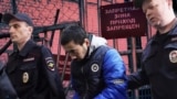 Мухамадюсуп Эрматов сот залына бараткан сүрөт. (Архив).