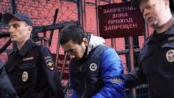 Мухамадюсуп Эрматов сот залына бараткан сүрөт. (Архив).