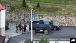 O fotografie furnizată de poliția kosovară arată un grup de bărbați înarmați în fața mănăstirii Banjska, din satul cu același nume, în nordul Kosovo, duminică, 24 septembrie 2023.