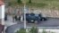 Grupa naoružanih i maskiranih muškaraca ispred manastira Banjska nakon napada na kosovsku policiju, 24. septembar 2023.