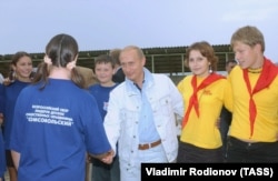 Президент Владимир Путин во время посещения Всероссийского детского центра "Орленок, 2003 год