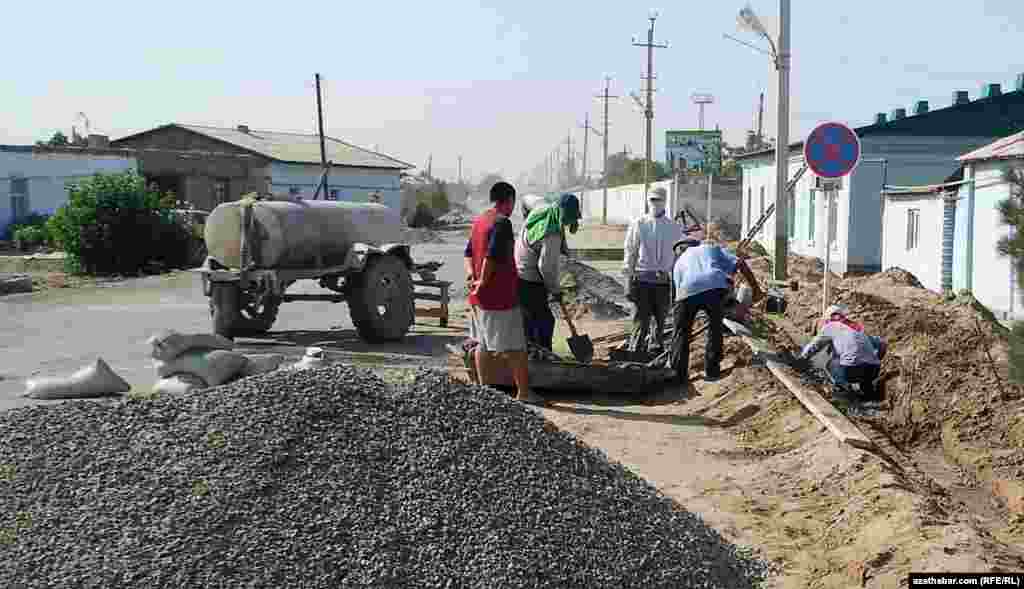 Türkmenabadyň ýollarynyň birinde abatlaýyş işleri geçirilýär.