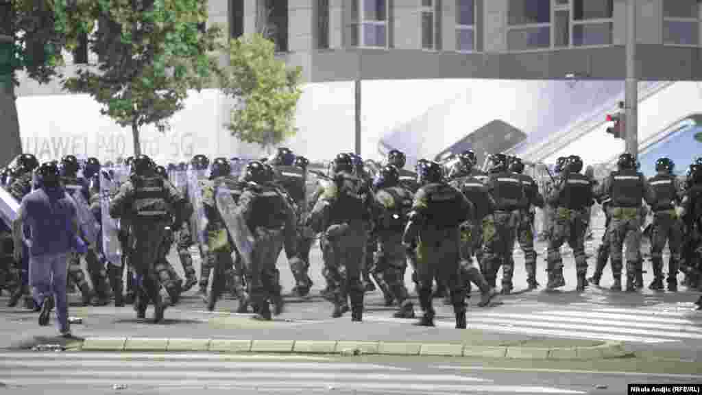 Policija rasteruje demonstrante.