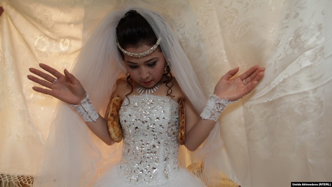 Орыс жігіттері балапандарды ақшаға алдап жыныстық қатынасқа түсірген. Порно Шорки