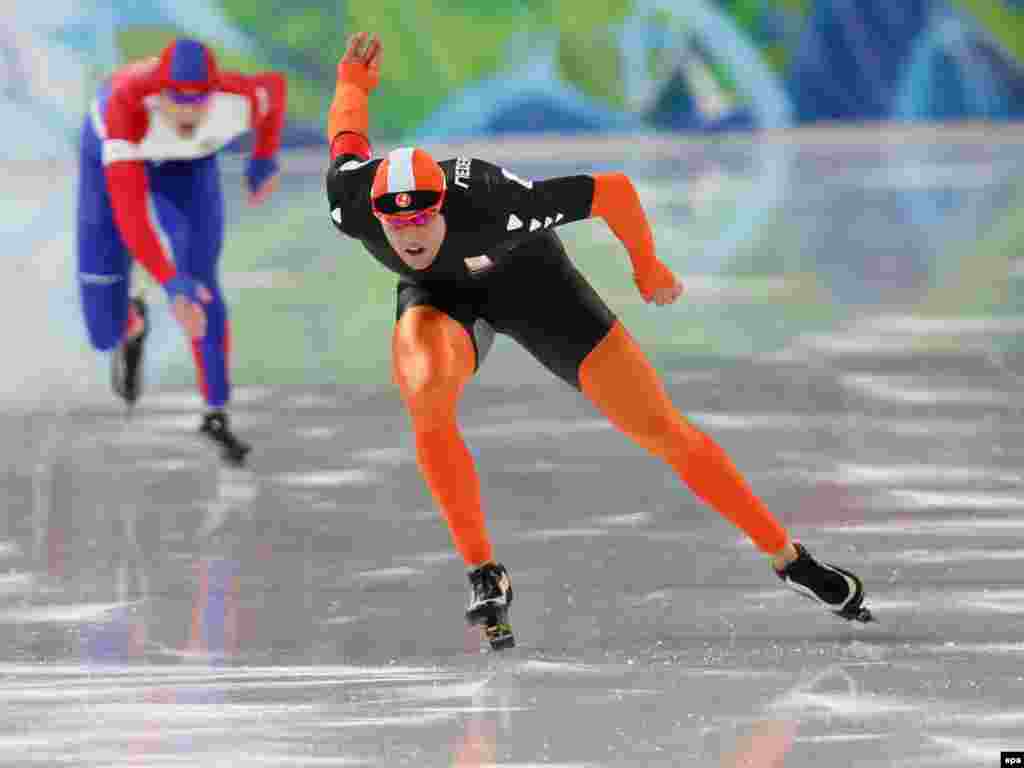 اسکیت سرعت مردان - Caption: epa02039096 Simon Kuipers (R) of Netherlands and Yevgeny Lalenkov of Russia in action during Men's 1000m Speed Skating event at the Richmond Olympic Oval for the Vancouver 2010 Olympic Games, in Richmond, Vancouver, Canada
