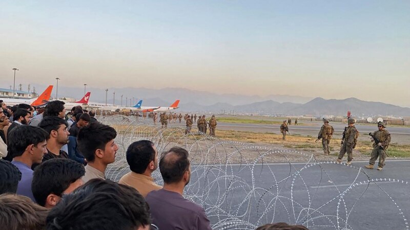 Afganë të dëshpëruar synojnë ikjen nga Kabuli