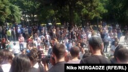 Участники акции протеста критиковали политику фармакологических компаний Hoffmann-La Roche и Merck & Co, которые, пользуясь монополией, установили на жизненно важный препарат очень высокую цену