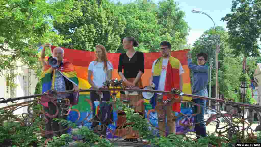 Marșul comunității LGBT, în fața ambasadei americane de la Chișinău