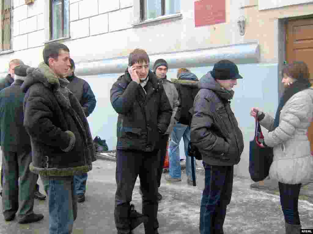 Суд над Тарасам Сурганом. Паплечнікі сабраліся ля ўваходу ў суд