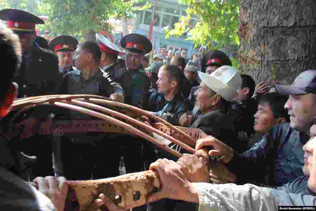 Аянтка боз үй тигебиз деген митингчилер менен милиция түндүктү талаша кетти.