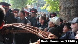 Столкновение милиции с митингующими, Ош, 11 октября 2012 года.