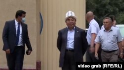 Аскар Акаев выходит из здания ГКНБ Кыргызстана (Бишкек), 2 августа 2021 г.