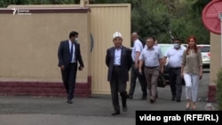Аскар Акаев выходит из здания Государственного комитета национальной безопасности (ГКНБ) Кыргызстана. 2 августа 2021 года.