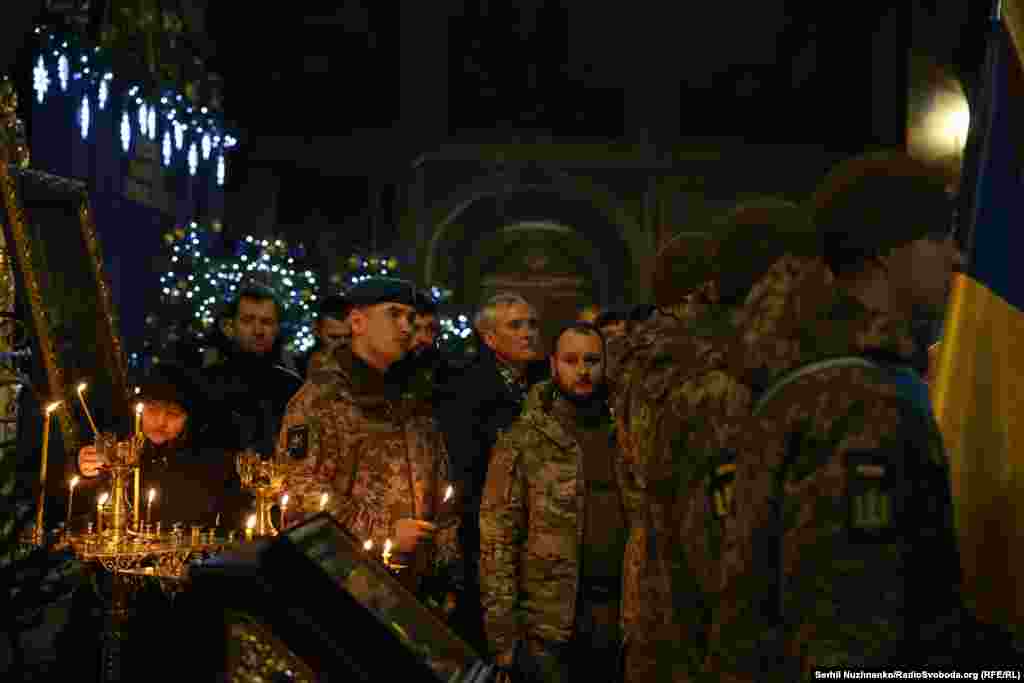 Побратими Андрія Кузьменка під час прощання у Михайлівському золотоверхому соборі у Києві