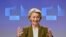 Ursula von der Leyen, az Európai Bizottság elnöke sajtótájékoztatót tart Brüsszelben 2023. november 8-án