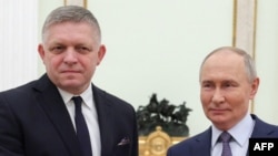 Presidenti rus Vladimir Putin (djathtas) dhe kryeministri sllovak Robert Fico, përpara takimit në Moskë, 22 dhjetor.