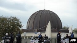 Полицейские у мечети в Страсбурге