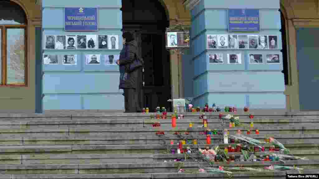 La intrarea în primăria Cernăuțiului sunt lipite pe piloni fotografiile persoanelor decedate în urma altercațiilor de la Kiev dintre protestatarii anti-prezidențiali și forțele de ordine. Una dintre victime era din Cernăuți. 10 martie 2014, Cernăuți.