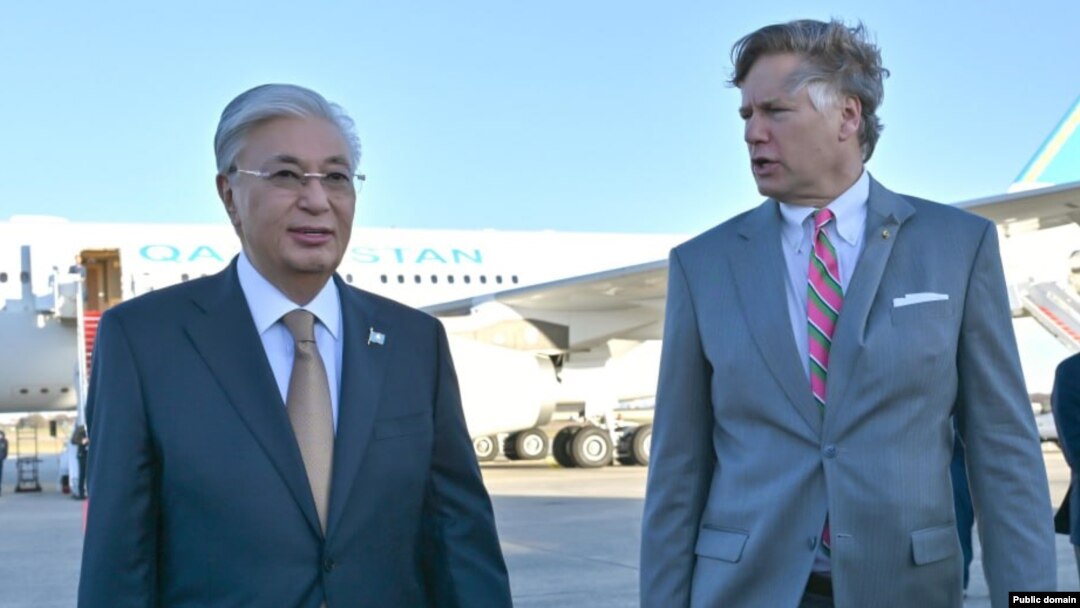 Швециядағы үйдегі оргиялар бейне Ол оны бұталардың арасына сүйреп апарды және оны сиқырлады.