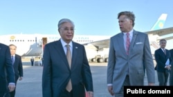 Қазақстан президенті Қасым-Жомарт Тоқаевты АҚШ мемлекеттік хатшысының бірінші орынбасары Кристофер Ландаудың қарсы алған сәті. Вашингтон, 5 қараша (Қазақстан уақыты бойынша 6 қараша) 2025 жыл.