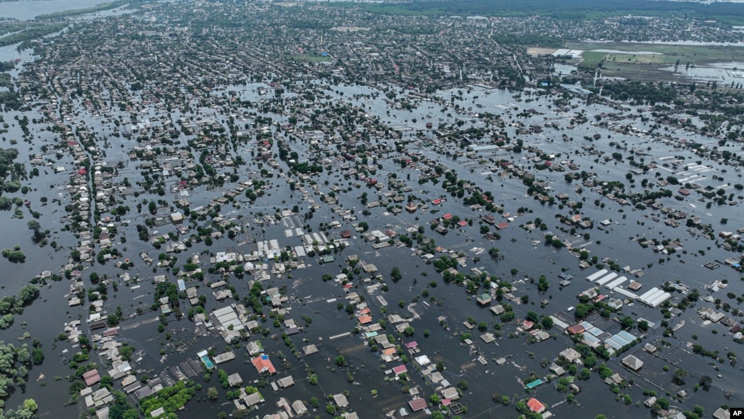 În iunie, barajul de la Kakhovka s-a prăbușit inundând localitățile din jur. 