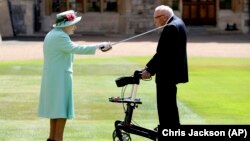 Королева Великобритании Елизавета II посвящает сэра Тома в рыцари. 17 июля 2020 года