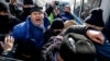 Полиция жасағы оппозиция митингісінің қатысушысын ұстап әкетіп жатыр. Алматы, 28 ақпан 2021 жыл.