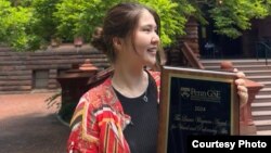 Девушка-ученая из Казахстана Меруерт Бижанова получила награду Penn Global Student Citizenship Award во время обучения в Пенсильванском университете