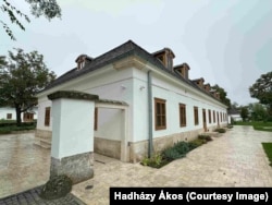 Drága járólapokkal kirakott terület veszi körül a könyvtár épületét is