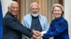 Președintele Consiliului European, Antonio Costa, prim-ministrul Indiei, Narendra Modi, și președinta Comisiei Europene, Ursula von der Leyen, înaintea întâlnirii lor de la Hyderabad House din New Delhi, pe 27 ianuarie 2026.