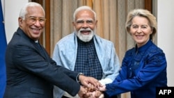 Președintele Consiliului European, Antonio Costa, prim-ministrul Indiei, Narendra Modi, și președinta Comisiei Europene, Ursula von der Leyen, înaintea întâlnirii lor de la Hyderabad House din New Delhi, pe 27 ianuarie 2026.