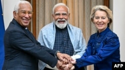 Presidenti i Këshillit Evropian, Antonio Costa, kryeministri i Indisë, Narendra Modi, dhe shefja e Komisionit Evropian, Ursul von der Leyen. 27 janar 2026. 