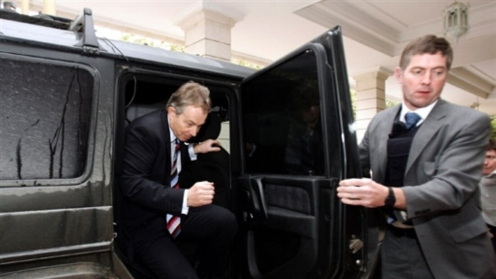 Blair Backs Iraqi Government In Surprise Visit