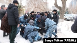 Сотрудники спецподразделения полиции проводят задержание предполагаемых участников митинга. Нур-Султан, 22 февраля 2020 года.