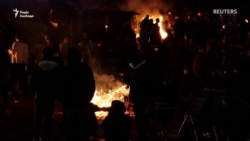 Вогонь та сльозогінний газ: у Франції розігнали табір нелегальних мігрантів (відео)