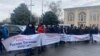 Бишкек мэриясынын алдында нааразылык акциясы өтүп жатат