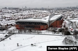 Pogled na stadion fudbalskog kluba Liverpul 5. januara 2025. Zbog snežnih padavina postojala je mogućnost otkazivanje utakmice Liverpula i Mančester junajteda, ali je meč ipak odigran.