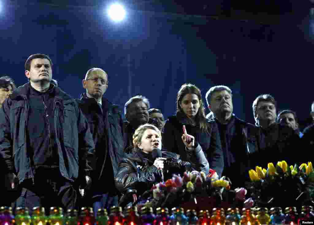 Екс-прем’єр-міністр України Юлія Тимошенко (у центрі) виступає зі сцени Євромайдану, Київ, 22 лютого 2014 року