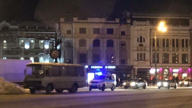 После вынесения решения суда по Навальному в центре Казани замечены полиция и автозаки 
