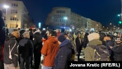 Demonstranti na raskrsnici Bulevara Mihajla Pupina i ulice Žarka Zrenjanina, u blizini Pokrajinske vlade. Policija im ne dozovljava prolaz ka Srpskom narodnom pozorištu.