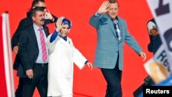 رجب طیب اردوغان بهمراه همسرش