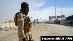 Сотрудник службы безопасности "Талибана" возле пограничного перехода между Афганистаном и Пакистаном в провинции Кандагар, 29 декабря 2025 года