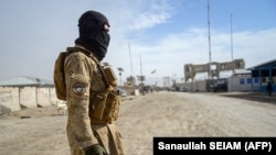 Сотрудник службы безопасности "Талибана" возле пограничного перехода между Афганистаном и Пакистаном в провинции Кандагар, 29 декабря 2025 года