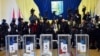 Журналісти на одній з виборчих дільниць у Києві (архівне фото)