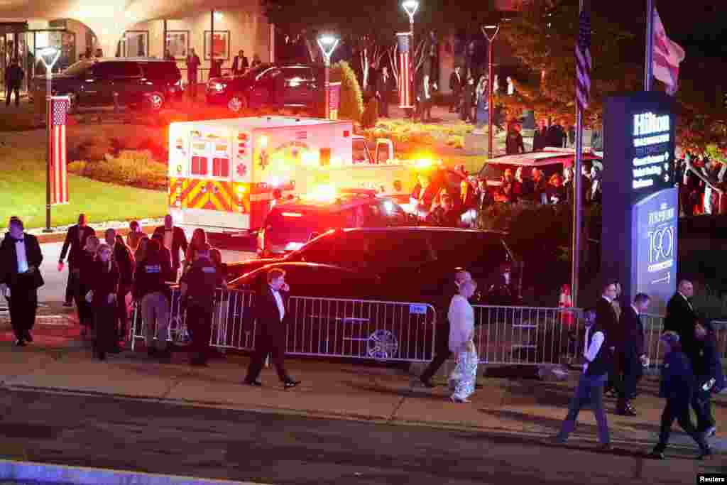 Gosti večere Udruženja dopisnika Bijele kuće napuštaju hotel Washington Hilton nakon pucnjave. Ovoj večeri, važnom događaju u washingtonskom društvenom kalendaru svake godine, prisustvovali su i mnogi članovi Trumpovog kabineta i drugi visoki zvaničnici administracije.