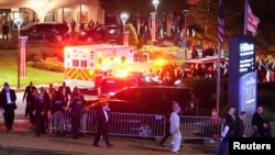 Учасники залишають місце проведення заходу після стрілянини, що сталася під час щорічної вечері Асоціації кореспондентів Білого дому у Вашингтоні, округ Колумбія, США, 25 квітня 2026 року