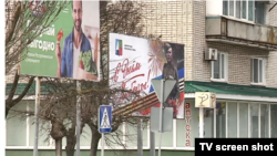 Рекламні банери у центрі окупованого Новоазовська, Донецька область