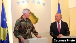 Admirali Samuel J. Locklir dhe presidenti Behxhet Pacolli