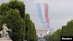 Tradiţionala paradă de Ziua căderii Bastiliei. Champs-Élysées, Paris